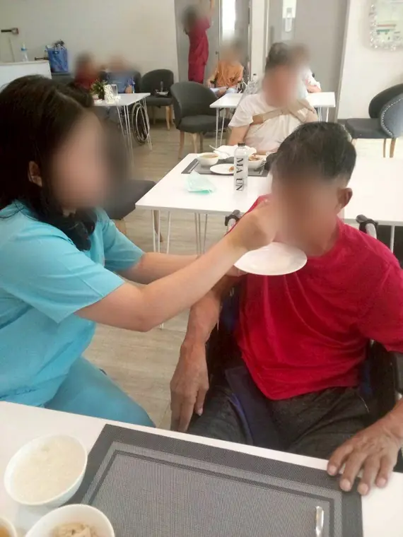 VAI student volunteers, mealtime assistance for residents, Bangkok